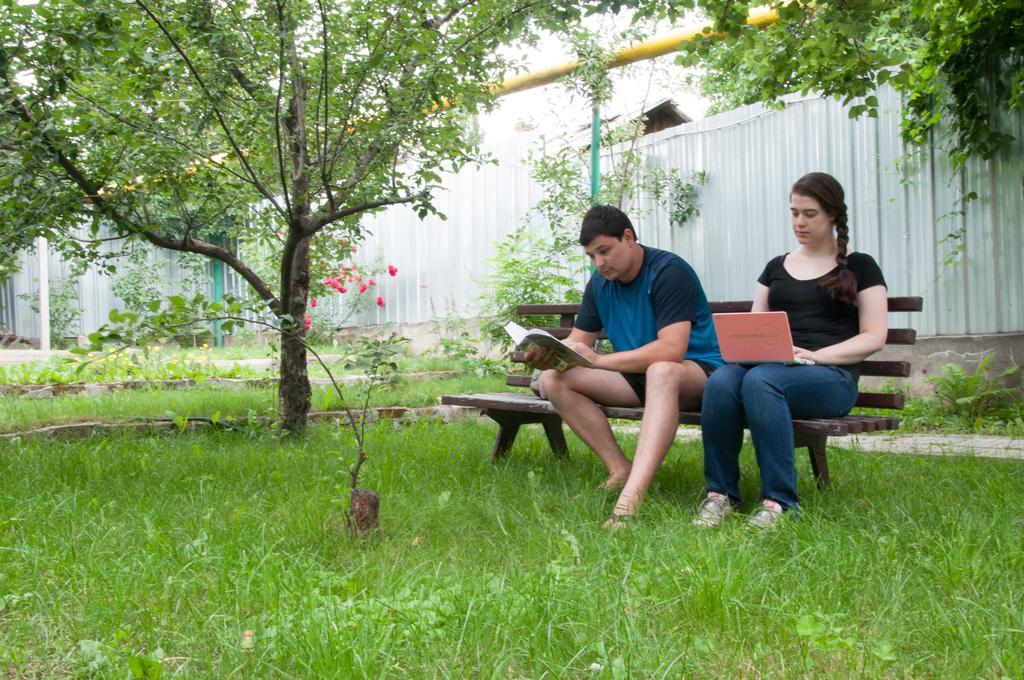 Almaty Backpackers Hostel Екстериор снимка