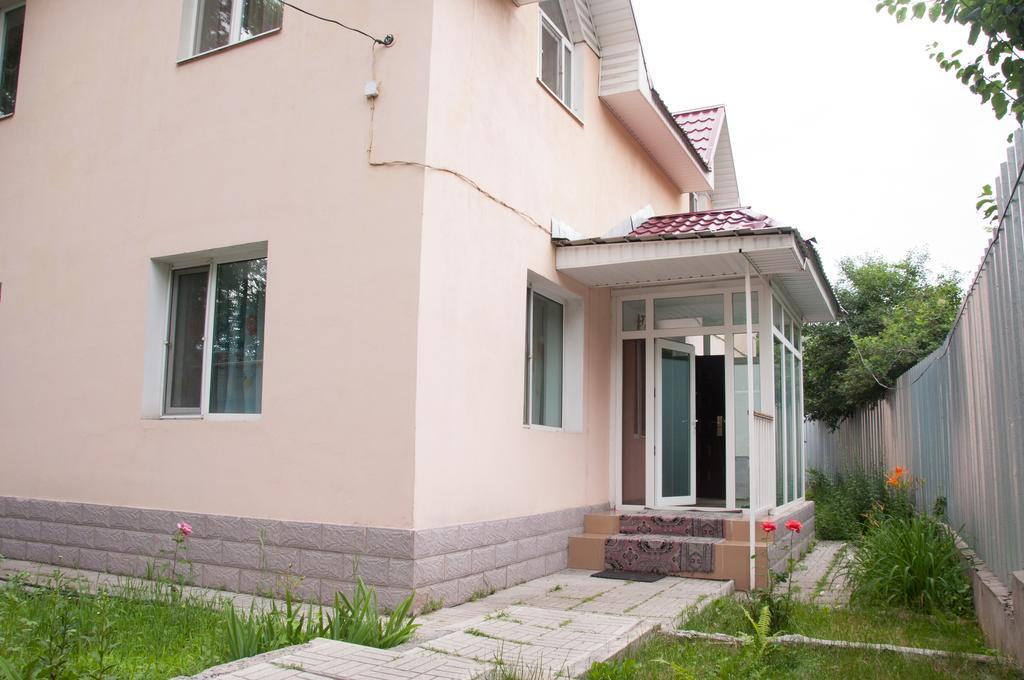 Almaty Backpackers Hostel Екстериор снимка